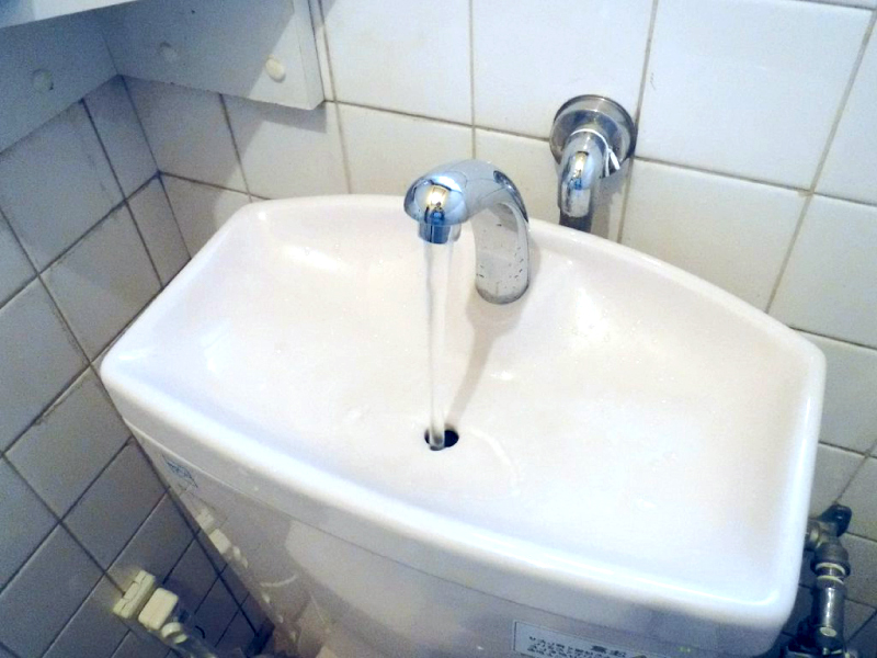 2・トイレの水が止まらない②止め方〜（便器から溢れ出している場合）